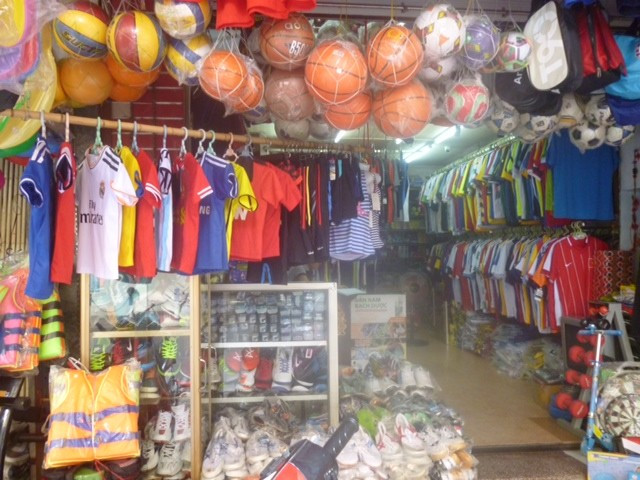Sự kiện thể thao lớn World Cup 2014 khởi tranh từ giữa tháng 6 cũng làm náo loạn thị trường tiêu dùng Việt. Nhiều trung tâm thương mại, cửa hàng nhân dịp này đưa ra các chương trình kích cầu nhằm thu hút khách. Nhiều sản phẩm như: quần áo, đồ công nghệ, vật dụng gia đình... cũng tiện thể kiếm chác. Đặc biệt, năm nay, dịch vụ cho thuê ti vi màn hình lớn để xem đá bóng có một mùa bội thu.