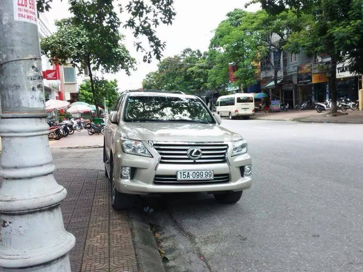 Với khả năng vận hành bền bỉ và thân xe chắc chắn, LX570 giúp người lái và hành khách an toàn khi chinh phục mọi địa hình hay những chướng ngại vật bất ngờ. Một chiếc LX570 biển Hải Phòng siêu đẹp 099.99. Theo nhiều dân chơi, đây là biển số mang lại sự may mắn, an toàn và an lành cho chủ nhân. Ảnh: Facbook.