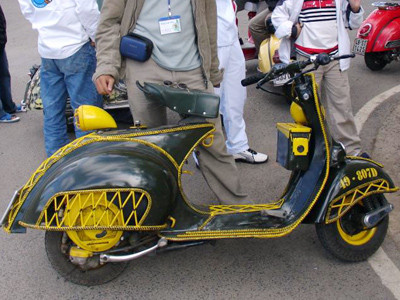 Nhiều mẫu Vespa độ được ra đời để thỏa lòng yêu thích của các dân chơi theo những phong cách khác nhau, từ zin tới những kiểu phá cách rất ấn tượng. Ảnh: Một chiếc Vespa cổ được độ lại nổi bật.