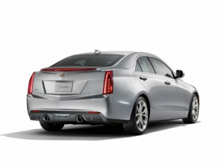 Chiếc sedan mới có sẵn 2 màu sắc bao gồm: màu trắng Crystal Tricoat và xanh đen Adriatic Metallic.