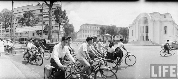 Sau năm 1975, xăng dầu khan hiếm, xe gắn máy trở nên xa xỉ, nhiều người xoay qua hành nghề chạy xe đạp ôm. Nghề này được người dân ở các thị xã, thành phố từ Quảng Trị đến Cà Mau chấp nhận dù có lúc bị công an rượt đuổi.