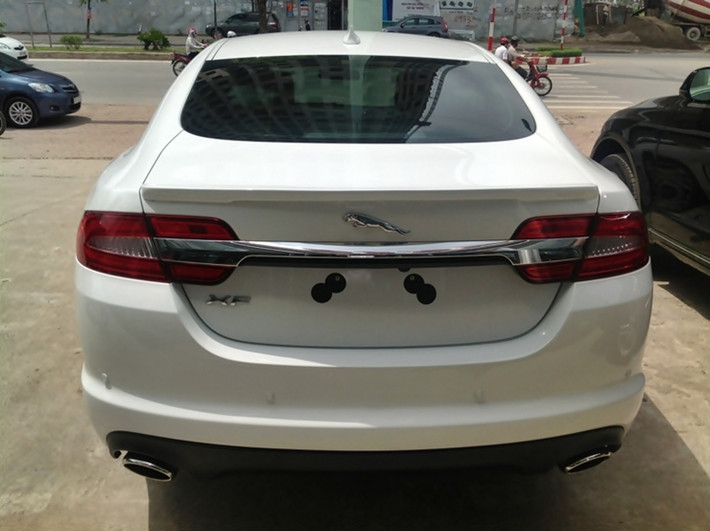 Mặc dù trên thế giới, XF được xếp cùng hạng với BMW 5 Series, Audi A6, Mercedes E-Class… tuy nhiên mẫu xe này có phần "trầm lặng" hơn khi không mạnh mẽ lên tiếng cạnh tranh trong phân khúc sedan hạng sang cỡ trung.
