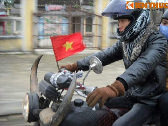 Khó khăn nhất khi gắn cặp sừng trâu vào xe là làm thế nào để đảm bảo an toàn, không gây vướng cho người điều khiển, cũng như tránh được va chạm với người khác khi tham gia giao thông trong điều kiện đường xá đông đúc ở Việt Nam.
