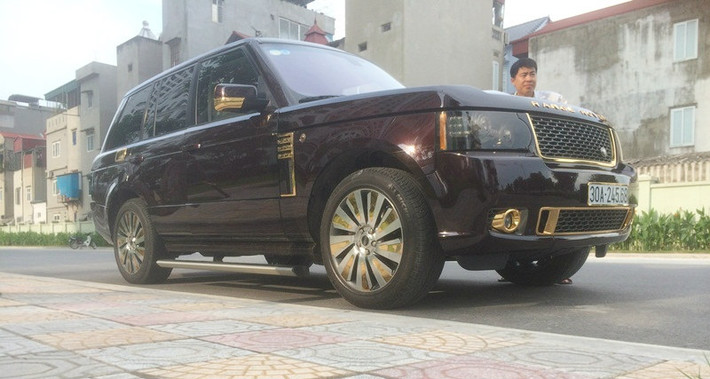 Chưa dừng ở đó, ông chủ hãng taxi ở TP Móng Cái còn bạo chi độ vàng cho chiếc xe Range Rover Autobiography Ultimate Edition. Đây là phiên bản giới hạn, chỉ có 500 chiếc trên toàn thế giới. Range Rover của đại gia Móng Cái là chiếc duy nhất có mặt tại Việt Nam.