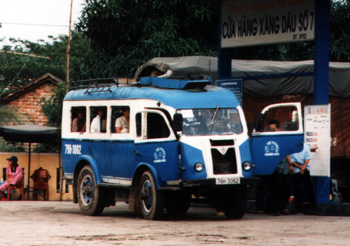Không những vậy, Renault Goelette 1400 còn chạy các tuyến cố định từ tỉnh này sang tính khác trong khu vực Duyên hải miền Trung. Vì chạy bằng than nên xe thường có vận tốc không cao và hay hỏng vặt dọc đường. Ảnh: Renault Goelette 1400 chạy tuyến Nha Trang.