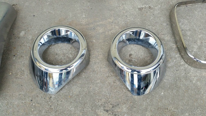 Công đoạn tiếp theo là phải xử lý đánh bóng và làm sạch bề mặt, rồi hoạt hóa bề mặt. Ảnh: Hai chi tiết của hốc đèn xi-nhan trước được tạo mới.