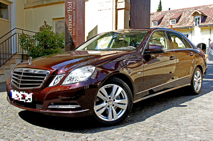 Không rõ phiên bản Mercedes E-Class 2012 nào được Hoàng Thùy Linh sử dụng nhưng hình ảnh chiếc xe cô sở hữu rất giống E300. Đây là mẫu xe được người dùng Việt Nam lựa chọn và đánh giá cao nhờ vào sự sang trọng, an toàn, tiện nghi cao cấp cùng khả năng vận hành mạnh mẽ.