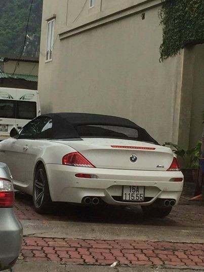 Một chiếc BMW dạo chơi ở huyện Vân Đồn (Quảng Ninh).