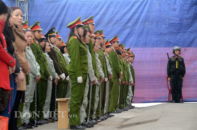 Mỗi bị cáo được ít nhất 2 chiến sĩ công an bảo vệ.