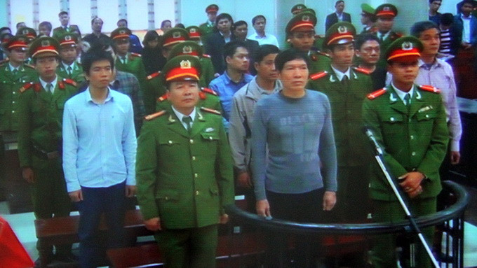 1. Tại phiên tòa xét xử Dương Tự Trọng về hành vi tổ chức cho anh trai Dương Chí Dũng trốn ra nước ngoài, Dương Chí Dũng cũng có mặt với tư cách là nhân chứng. Dũng đã khai người mật báo tin bị khởi tố cho Dũng là ông P.Q.N. - Thứ trưởng Bộ Công an.