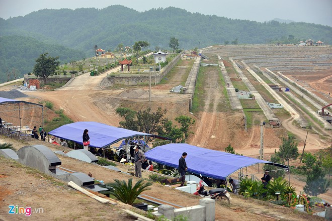 Sau lễ viếng tại 125 Phùng Hưng (Hà Nội), chiều 17/11 tro cốt và di ảnh 3 mẹ con người Việt tử nạn vụ MH17 đã được chuyển về công viên nghĩa trang lớn nhất Đông Nam Á - Lạc Hồng Viên (Kỳ Sơn, Hòa Bình) để làm lễ cầu siêu và an táng.