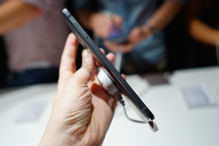 Ngoài ra, Note 4 được tích hợp công nghệ sạc nhanh, từ mức 0% - 50% pin, trong 30 phút, và sạc đầy pin trong vòng 2 giờ.