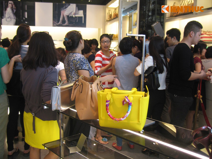 Chương trình giảm giá lên tới 50% trong "ngày thứ 6 đen" (Black Friday) với hàng loạt sản phẩm đã thu hút khách hàng đổ về đây.