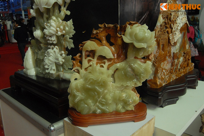 Một khách hàng khi xem sản phẩm ở triển lãm cho biết: "Đá đẹp thường được bao bằng vỏ ngoài xù xì, bề ngoài càng xấu xí thì bên trong mới chính là ngọc, "tìm ngọc trong đá", chế tác thủ công, vì thế đồ mới đắt và giá trị".