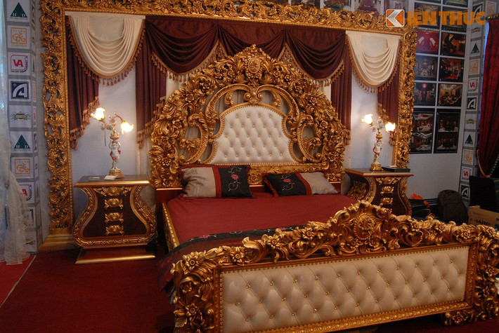 Những đồ nội thất như bàn ghế, giường, tủ... cũng không kém phần "sang chảnh". Khá nối bật nhờ những chi tiết trạm trổ được làm thủ công bằng tay, chiếc giường mang phong cách cổ điển này có giá trên 300 triệu đồng. Tất cả nguyên liệu chế tác sản phẩm như da, gỗ, đá... đều được nhập từ châu Âu.