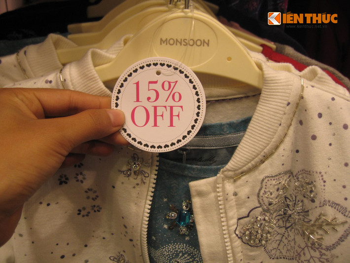 Khảo sát thị trường, nhiều trung tâm thương mại như Royal city (Nguyễn Trãi), Parkson (Tây Sơn), chương trình siêu giảm giá cũng rất "nóng". Các mặt hàng sẽ giảm từ 15 - 50% trong ngày này.