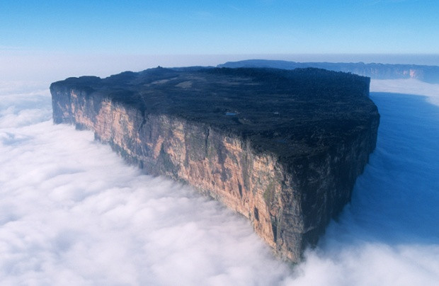 Núi Roraima nằm giữa biên giới của 3 nước Venezuela, Brazil và Guyana.
