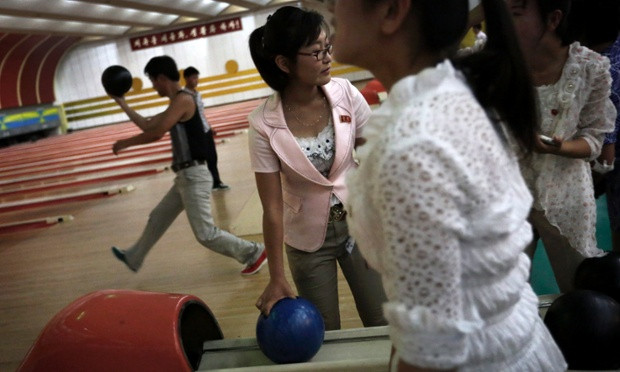 Mọi người chơi bowling tại CLB Golden Lanes, Bình Nhưỡng.