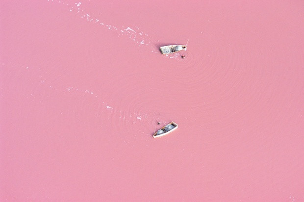 Hồ Retba ở Senegal. Nước của hồ có màu hồng bí ấn do một loại tảo có tên là Dunaliella salina gây ra.
