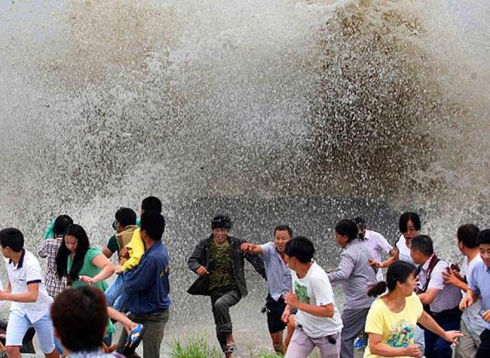 Dù bị ướt do sóng dâng cao, nhưng du khách đều cảm thấy thú vị.
