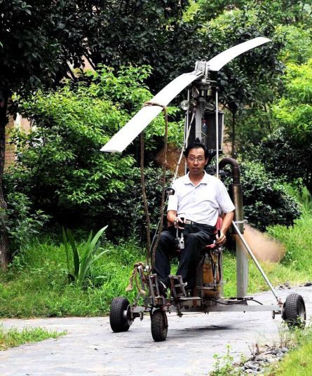 Chiếc máy bay trông rất thô sơ của ông Ouyang Guojun đã bay thành công ở độ cao thấp.