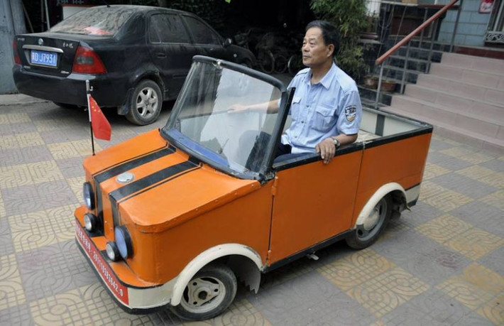 Một cảnh sát giao thông nghỉ hưu ở Trung Quốc chế tạo thành công một chiếc ô tô điện mini. Chiếc xe không có vô lăng và được điều khiển bằng chân.