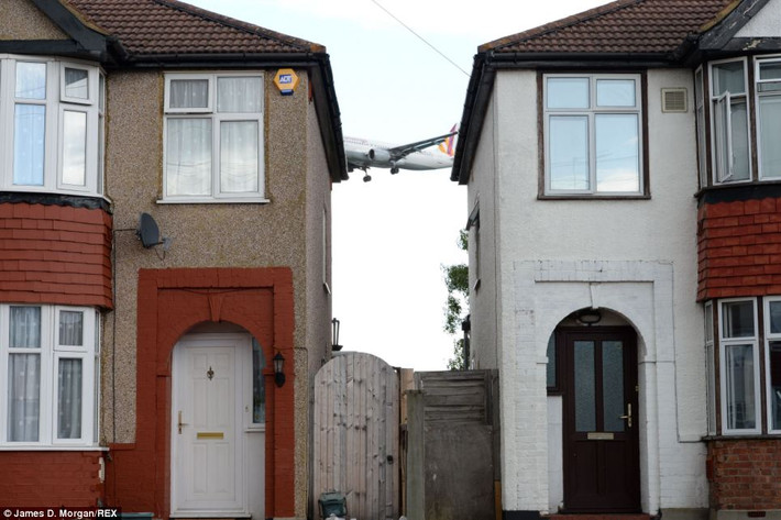 Những ngôi nhà luôn đóng kín cửa ở Hounslow.