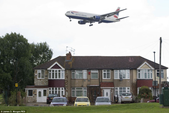 Phát ngôn viên của sân bay Heathrow cho biết các hãng hàng không được khuyến cáo giảm tối đa tiếng ồn máy bay khi hạ cánh xuống sân bay.