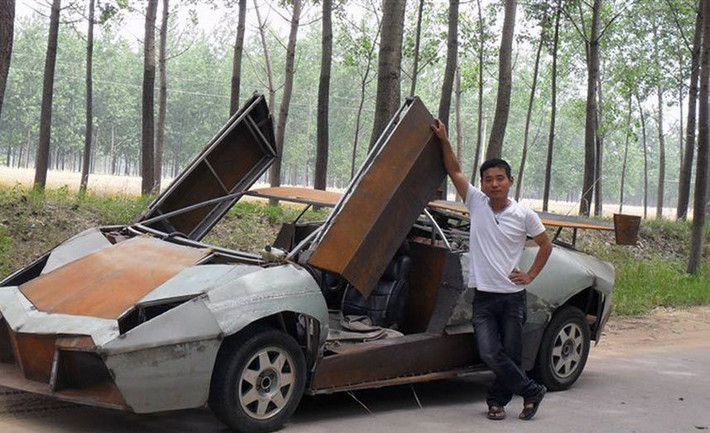 Wang Jian, 28 tuổi, ở tỉnh Giang Tô, đứng cạnh chiếc “Lamborghini” của mình.