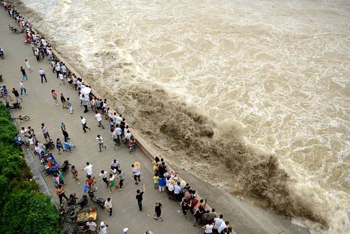 Rất đông người dân địa phương và du khách tập trung dọc bờ sông để ngắm thủy triều.