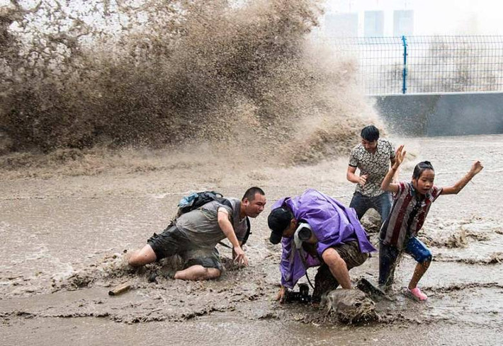 Bất chấp nguy hiểm, nhiều người vẫn muốn được trải nghiệm cảm giác đối mặt trực tiếp với sóng thủy triều.