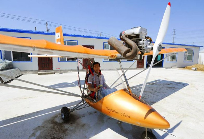 Yang Shijun thử nghiệm chiếc máy bay do anh tự chế ở Cát Lâm. Chiếc máy bay có sải cách dài 9,5m, thân dài 5m và nặng 110kg.