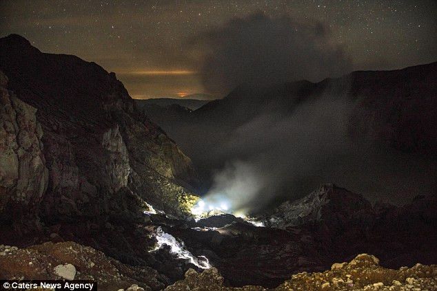 Khu cảnh của mỏ lưu huỳnh ở núi lửa Kawah vào ban đêm.