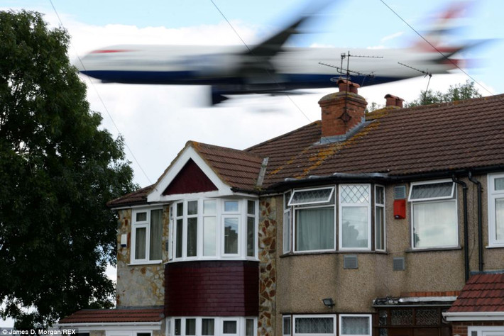 Các nhà ngôi nhà tại Hounslow thường đóng kín cửa cả ngày để tránh tiếng ồn từ động cơ máy bay.