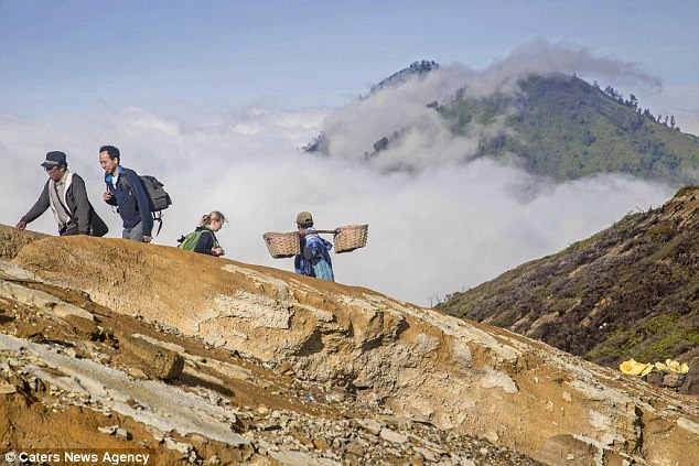 Rất đông du khách tới tham quan khu mỏ lưu huỳnh trên sườn miệng núi lửa Kawah.