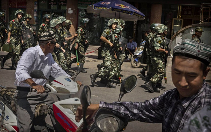 Các binh sĩ Trung Quốc tuần tra bên ngoài nhà thờ Id Kah, sau khi lãnh tụ Hồi giáo Jumwe Tahir bị sát hại trong buổi cầu nguyện vào ngày 30/7. Gần 100 người thiệt mạng trong cuộc bạo động tại Tân Cương vào tuần trước.