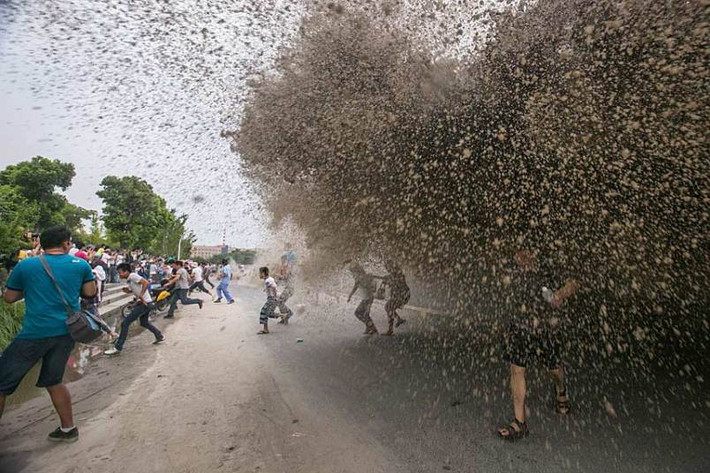 Mọi người bỏ chạy khi sóng thủy triều đánh vào bờ.