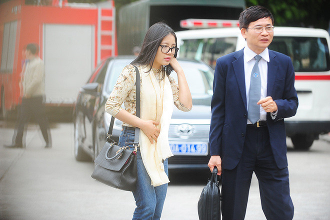 Xuất hiện tại các phiên tòa xử chồng từ cấp sơ thẩm cho tới phúc thẩm với tư cách là người có quyền lợi và nghĩa vụ liên quan, vợ bầu Kiên luôn thu hút sự chú ý của mọi người.