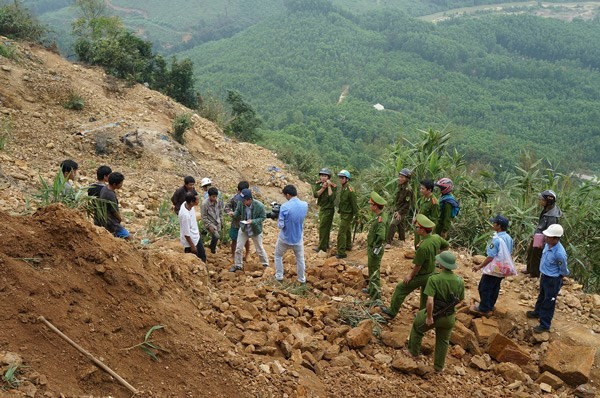 Được biết đây là hầm vàng không có giấy phép hoạt động. Có khoảng 30 người thuộc lực lượng chức năng phối hợp với người dân tiến hành đào bới đất để tìm kiếm thi thể các nạn nhân, nhưng do lớp đất đá vùi lấp quá sâu nên vài ngày sau thi thể 3 nạn nhân mới được tìm thấy.
