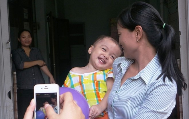 Cháu bé hiện được các cán bộ của phường này chăm sóc. Phường cũng quyết định sẽ đưa bé vào Trung tâm bảo trợ xã hội. Tới ngày 9/12 thì cơ quan công an đã xác minh việc cặp vợ chồng trên đã từng nuôi dưỡng bé và đang xem xét cho họ nhận lại cháu.