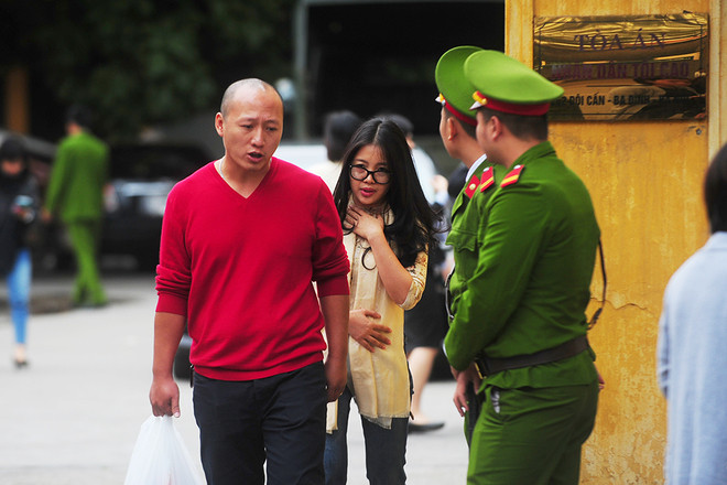Đi cùng bà Lan từ các phiên tòa sơ thẩm tới phúc thẩm luôn có một người em thân thiết của gia đình...