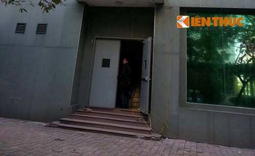 Tới khoảng 20h cùng ngày, một cô gái khoảng 20 tuổi bất ngờ nhảy từ cửa sổ khu vực cầu thang bộ nối tầng 15 và 16 của tòa nhà 18T1 tại khu đô thị này xuống mái che cửa vào tầng 1, tử vong tại chỗ. Danh tính nạn nhân được xác định là chị N.T.T (SN 1994, ở Cầu Gỗ, Hoàn Kiếm, Hà Nội). Theo cơ quan điều tra, chị N.T.T bị trầm cảm từ năm 2009 và điều trị từ đó tới nay.