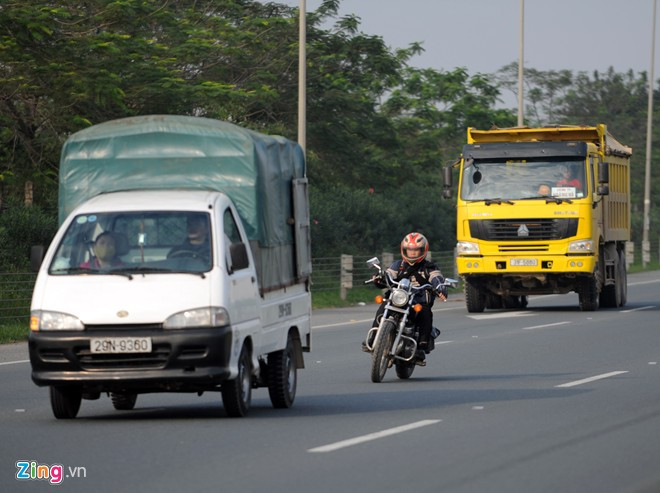 Xe máy vi phạm có thể ẩn nấp giữa hoặc sau các xe lưu thông và sẵn sàng phi với tốc độ cao để bỏ trốn.