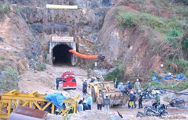 Hiện trường bên ngoài vụ sập hầm. Khu vực hầm sập cách khu dân cư xã khoảng 1 km. Khoảng 200 người đang tập trung trước cửa miệng hầm triển khai phương án cứu hộ.