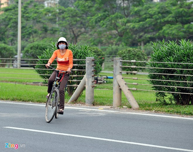 Không khó để bắt gặp xe đạp đi tắt qua đây.