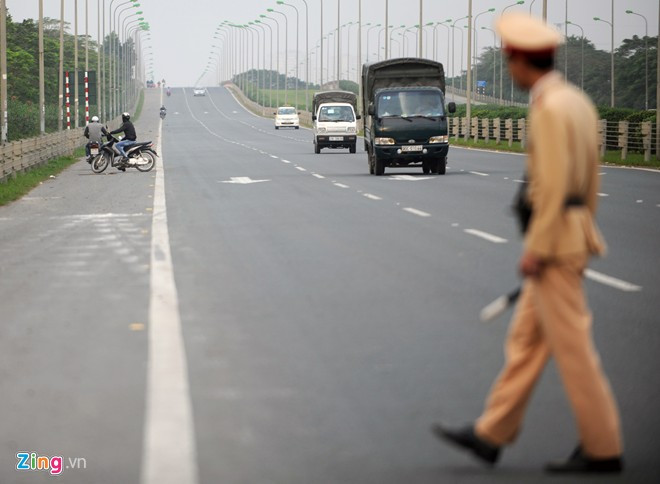 Vài ngày sau khi báo chí phản ánh về thực trạng giao thông bát nháo tại đây, Đội CSGT số 11 (Công an TP Hà Nội) đã ra quân xử lý. Sáng 8/12, khi nhìn thấy cảnh sát chốt chặn, từng tốp xe máy lập tức quay đầu bỏ chạy, thông báo cho các xe đi sau biết.