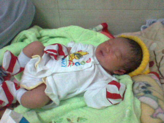 Khoảng 4h ngày 7/2/2014, một bé gái vừa chào đời còn chưa rụng rốn đã bị bỏ rơi trước cổng chùa Bửu Trì (phường Xuân Khánh, quận Ninh Kiều, TP Cần Thơ).