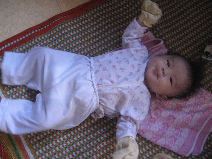 Bé gái đã được nhà chùa nhận nuôi, đặt tên là Trần Ngân Giang và làm giấy khai sinh. So với lúc mới bị bỏ rơi, bé Giang giờ rất bụ bẫm, tráng trẻo và xinh xắn. Trong ảnh là bé Giang lúc được 3 tháng tuổi tại chùa Bửu Trì.
