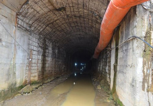 Hầm thủy điện dài khoảng 700 m, các công nhân đang thi công được 600 m. Khu vực sập hầm ở vị trí 500 m từ ngoài vào. Để đưa các nạn nhân ra khỏi vị trí gặp nạn, một ống sắt có đường kính khoảng 60cm đã được đưa từ TP Đà Lạt vào hiện trường để hút đất đá ra, các nạn nhân sẽ chui qua đường ống này để ra ngoài. Ảnh: Xã luận.