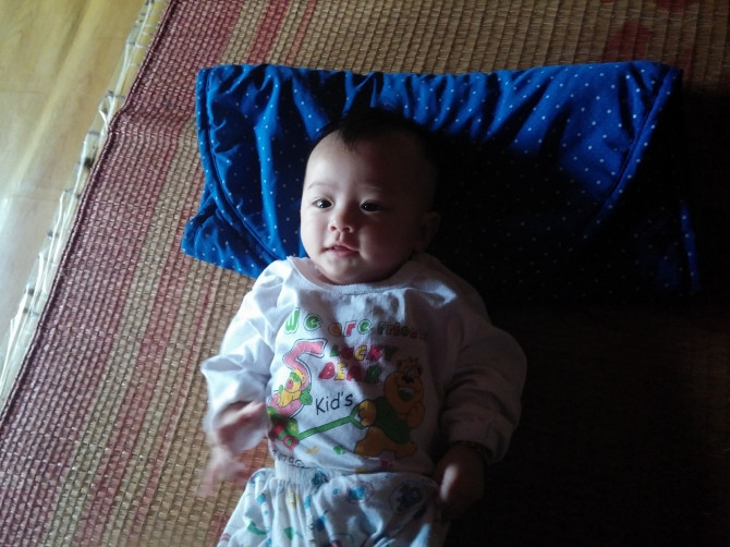 Vào ngày 5/4/2014, tại sân chùa Diên Khánh (xã Hòa Xá, Ứng Hòa, Hà Nội), một bé gái khoảng 10 ngày tuổi bị bỏ rơi, không có giấy tờ gì liên quan đến tên, ngày sinh của bé. Cháu bé sau đó đã được nhà chùa làm giấy khai sinh và đặt tên là Nguyễn Huyền Diệu. Tới cuối tháng 7/2014, bé Diệu được chính quyền xã quyết định giao cho gia đình anh Vũ Quang Điệp và chị Đỗ Thu Hương (trú tại xã Hòa Xã) làm con nuôi. Ảnh chụp bé Diệu bụ bẫm, đáng yêu lúc 3 tháng tuổi.